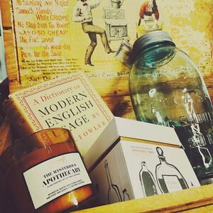 ❤️❤️ Luxe gemstone and flower soy candle with crystal!